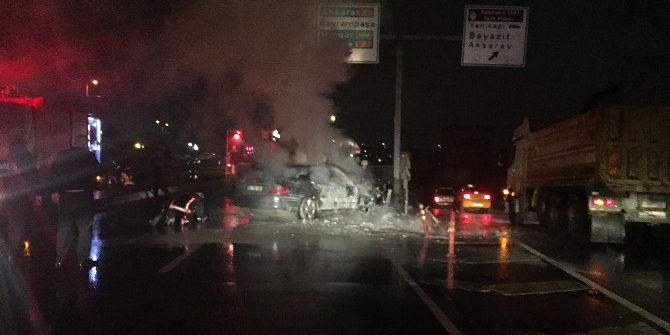 Bariyerlere Çarpan Lüks Otomobil Alev Alev Yandı