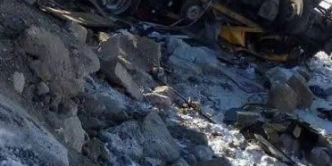 Tır Şarampole Devrildi: 1 Ölü