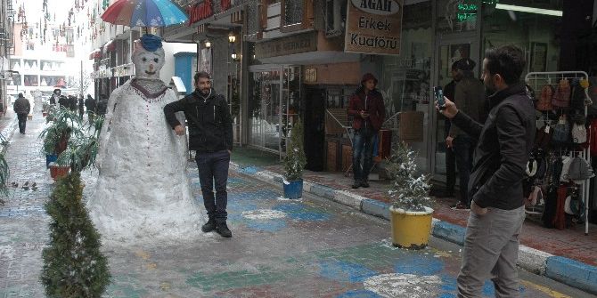 Esnaf Kar Yağışını Eğlenceye Çevirdi