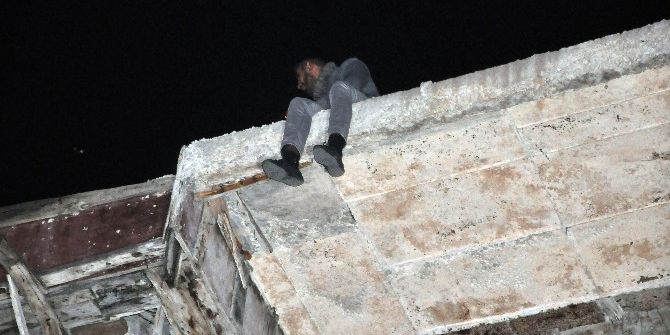 Eşi İle Tartışıp Çatıya Çıkan Kocayı Polis İkna Etti