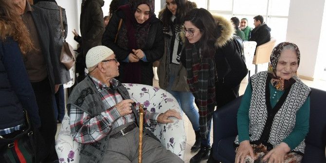 Omü’lü Öğrenciler Huzurevinde Yaşlılarla Buluştu