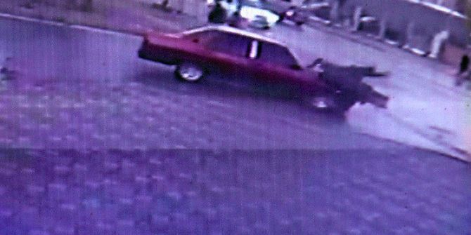 Karşıdan Karşıya Geçmeye Çalışan 2 Kişiye Aracın Çarpma Anı Kameraya Yansıdı