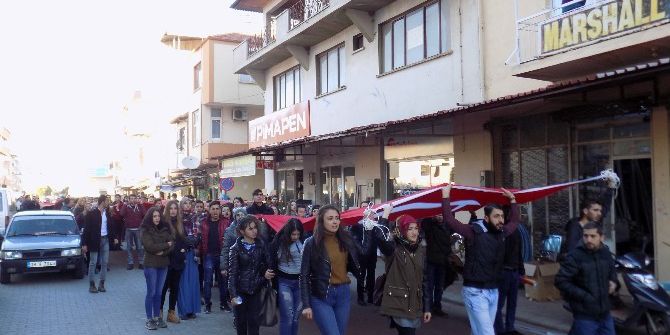 Karacasu’da Yüksekokul Öğrencileri Şehitleri Andı