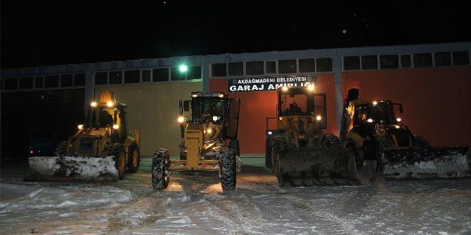 Akdağmadeni Belediyesinin Karla Mücadelesi Sürüyor