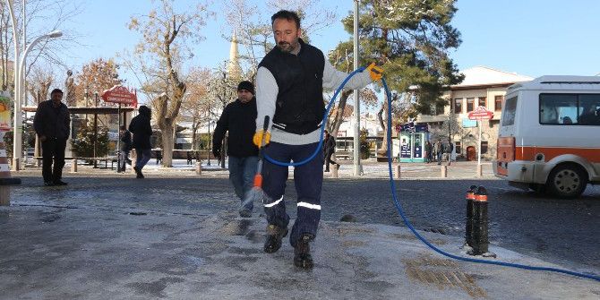 Karaman Belediyesi’nden Kar Ve Buz Mesaisi