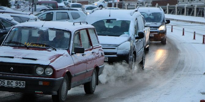 Amasya’da Buzlanan Yollar Zor Anlar Yaşattı
