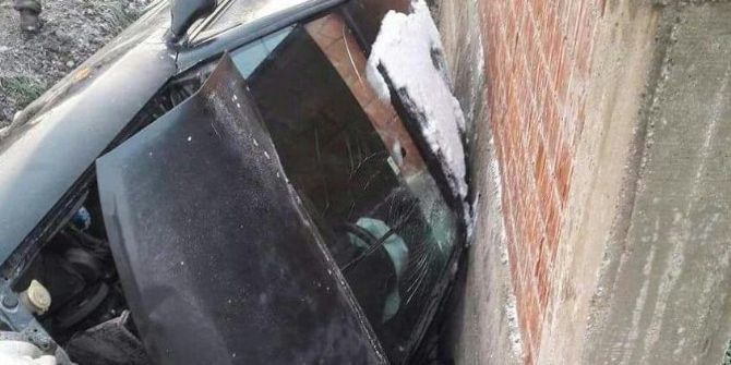 Gizli Buzlanma Nedeniyle Bahçe Duvarına Çarptı: 1 Yaralı