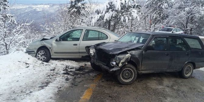 Buzlanan Yolda Çarpışan Araçlar Uçuruma Ramak Kala Durabildi