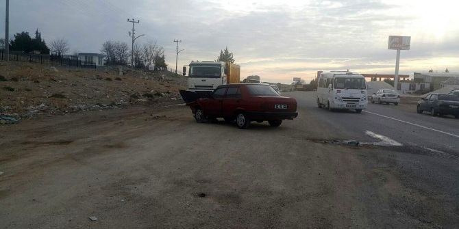 Otomobille Kamyonet Çarpıştı: 2 Yaralı