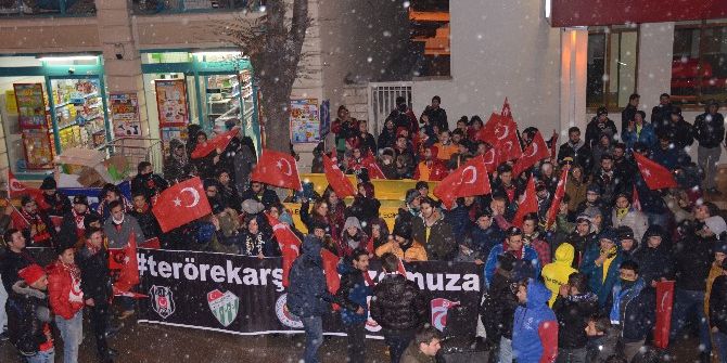 Üniversite Futbol Taraftar Grupları Sokağa Dökülerek Terörü Lanetledi