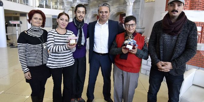 Engelsiz Kafe Öğrencilerinden Başkan Uysal’a Ziyaret