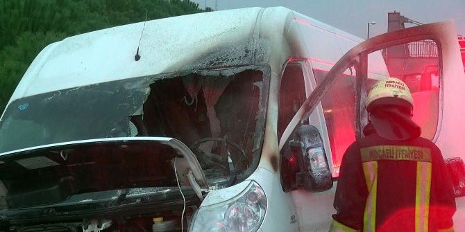 İçinde 15 Öğrenci Bulunan Servis Seyir Halinde Alev Aldı