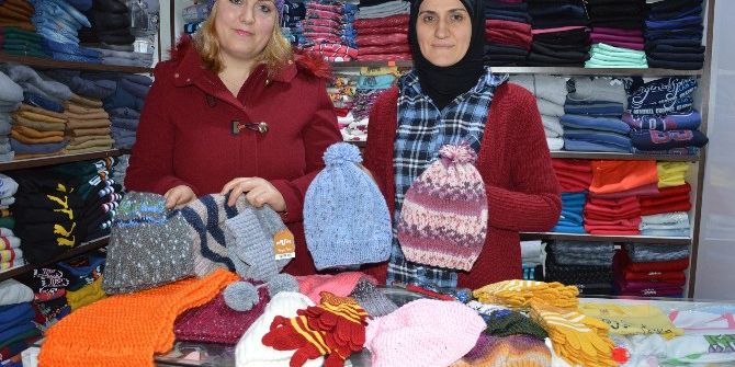 “Çocuklar Gülsün” Diye Atkı Ve Bere Örüyorlar