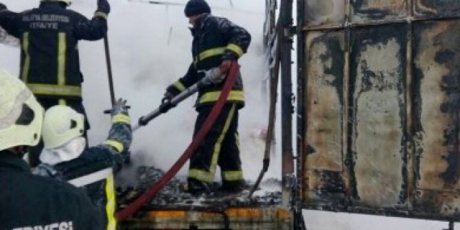 Konfeti Yüklü Kamyonda Yangın