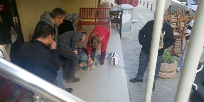 Tapu Dairesinde Bayılan Yaşlı Kadın Hastaneye Kaldırıldı