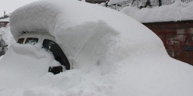 Muş’ta Araçlar Kara Gömüldü