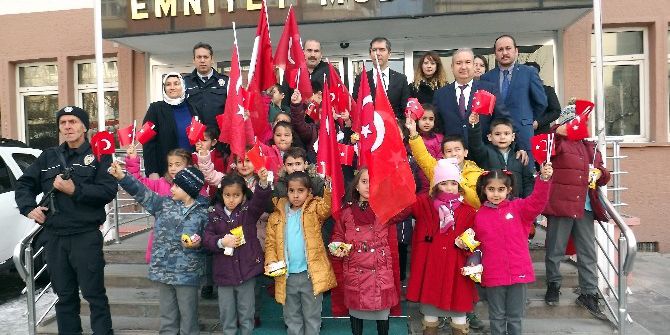 Minik Öğrencilerden Polislere Anlamlı Anons