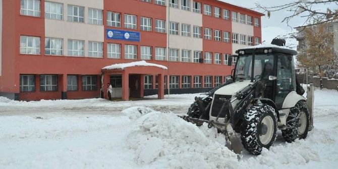 Hakkari’de Okul Bahçeleri Kardan Temizleniyor