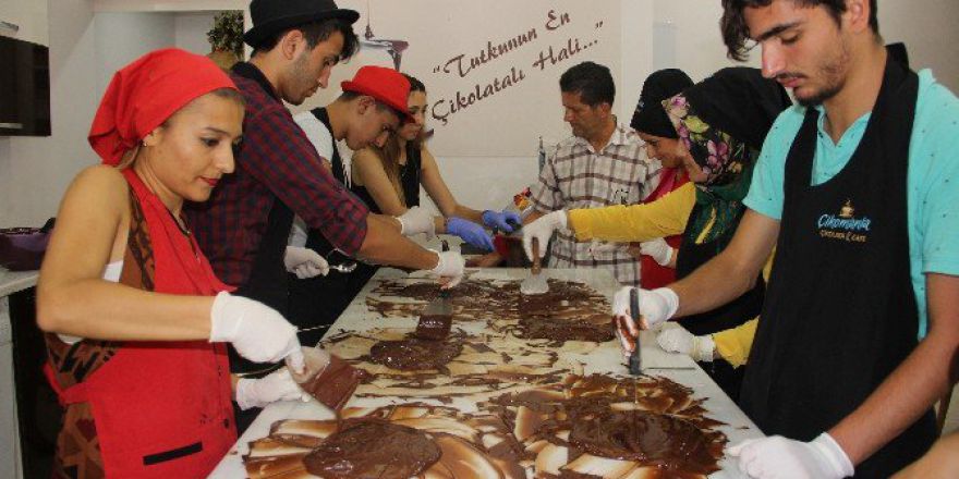 İşitme Engelli Gençler Çikolata Yapmanın Tadına Vardı