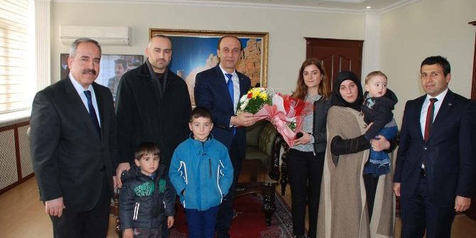 Vali Erin Göçmen Aileyi Makamında Kabul Etti