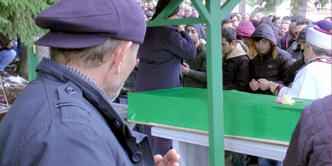 Kazada Ölen Oğlunun Tabutundan Gözlerini Bir An Olsun Ayırmadı