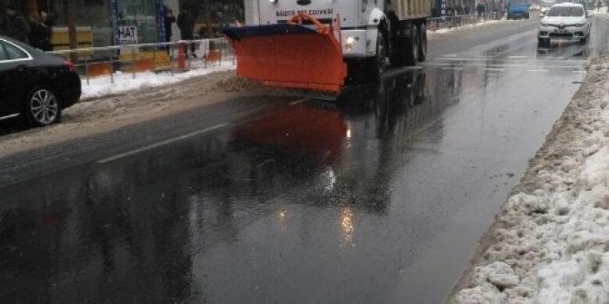 Düzce Belediyesi İstanbul Caddesi Kardan Temizlendi