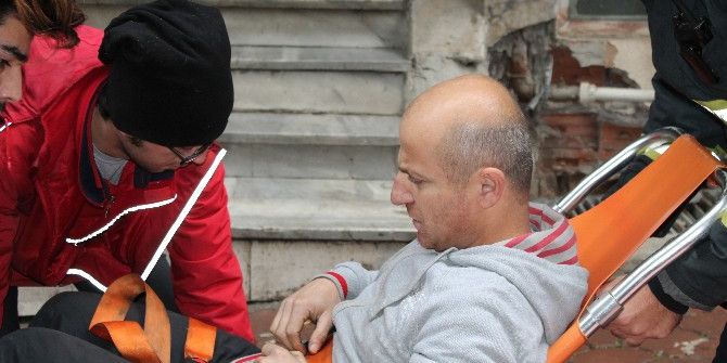 Asansörü Tamire Geldi, Ayağını Sıkıştırdı