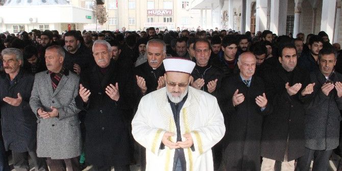 Eller Semaya Halep İçin Kalktı