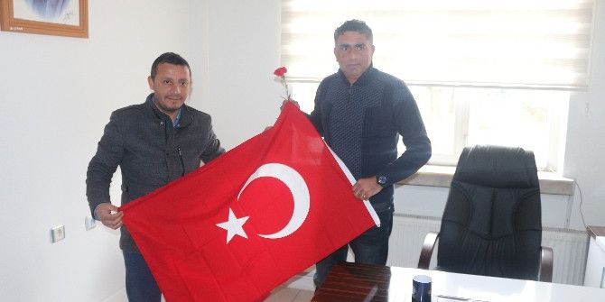 İş Adamı Akcan Polislere Türk Bayrağı Ve Karanfil Dağıttı