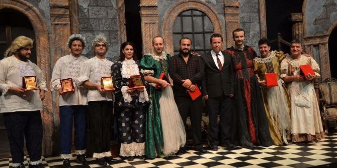 Aşt Ayakta Alkışlandı