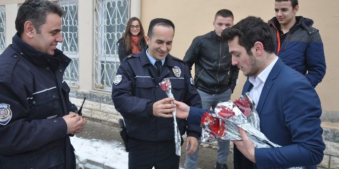 Lise Öğrencilerinden Asılsız İhbar İle Okula Çağırdıkları Polise Müthiş Sürpriz