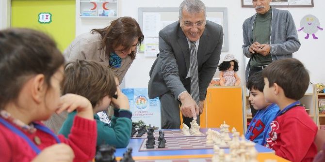 Mezitli Belediyesi’nden Miniklere Satranç Kursu