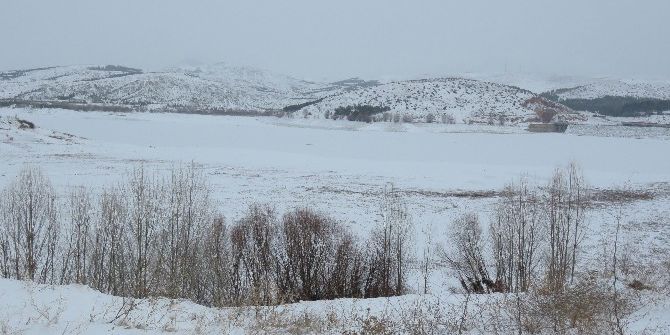 Buz Tutan Altınapa Barajı Beyaza Büründü
