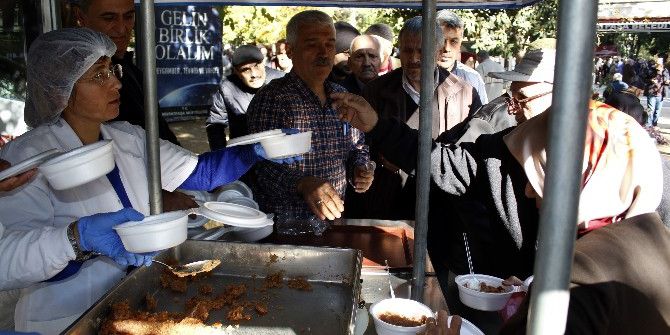 Büyükşehir Halep Şehitleri İçin Helva Dağıttı