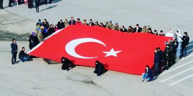 Üniversiteli Gençlerden Polis Ve Askere Moral