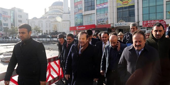 Esenyurt’ta Binlerce Vatandaş Terörü Lanetledi