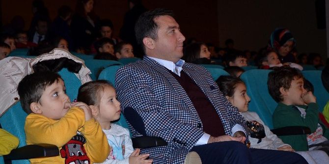 Belediye Başkanı Fatih Bakıcı Çocuklarla Birlikte "Sihirli Kutu" Adlı Oyunu İzledi