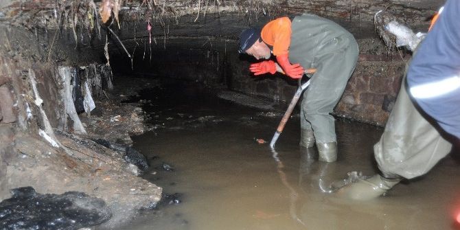 Ayvalık’ta Menfezler Temizleniyor