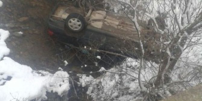 Otomobil Dereye Uçtu, 4 Kişilik Aile Ölümden Döndü