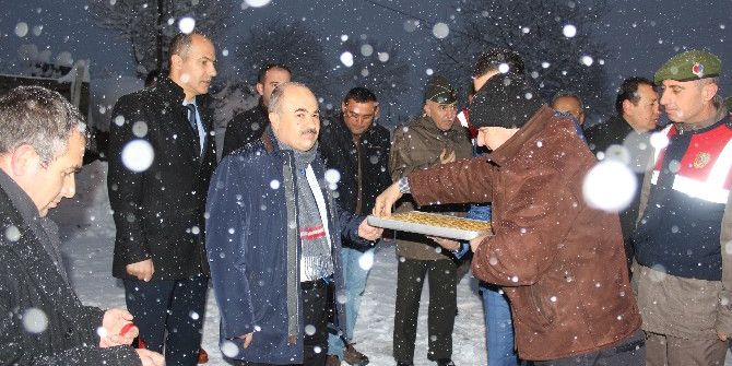 Karla Mücadele Eden Ekiplere Tatlı İkramı