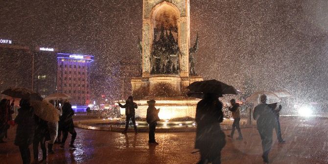 Şehitler Tepesi Ve Taksim Meydanı’ında Kar Yağışı