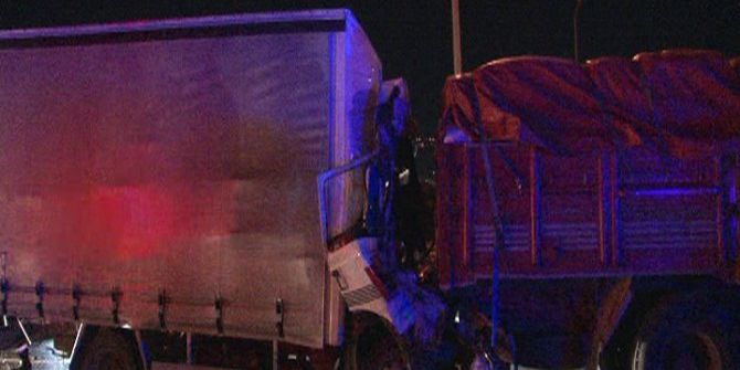 Yakıtı Biten Kamyona Kamyonet Çarptı: 1 Ölü