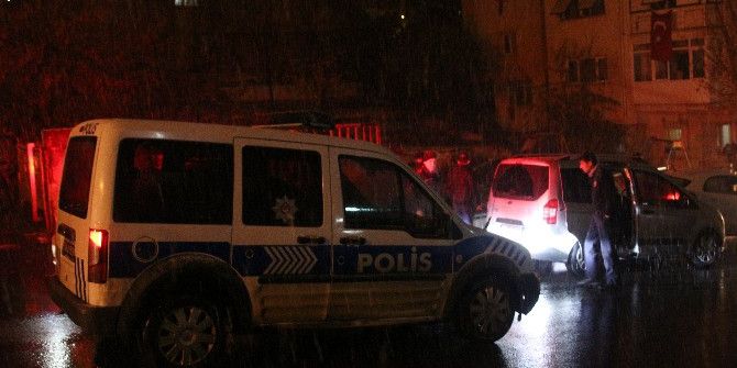 Ataşehir’de Dur İhtarına Uymayan Şüpheliler Polise Ateş Açtı