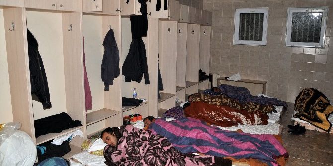 Antalya’da Otobüs Durakları, Evsizlere Yuva Oluyor