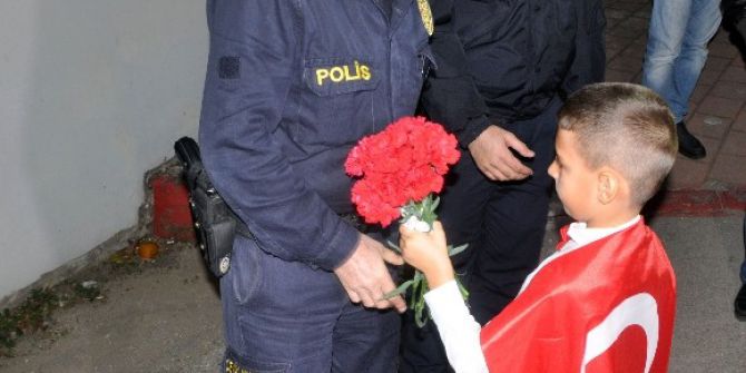 Antalya’da Polise Kırmızı Karanfilli Destek