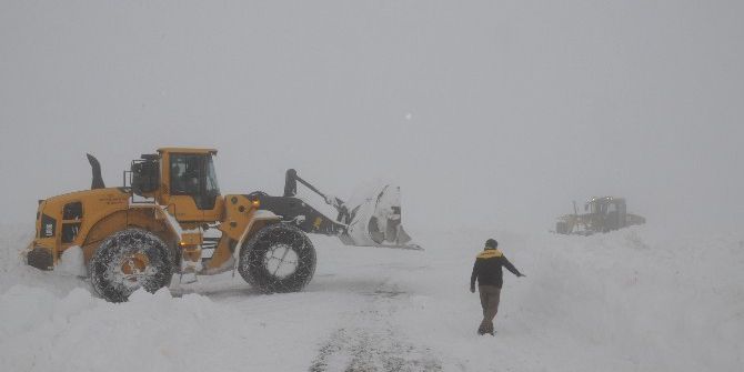 Karla Mücadele Ekibinin Zorlu Yol Açma Çalışması