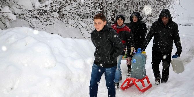 Muş’ta Köylüler Su Sıkıntılarını Kar Eriterek Gideriyor