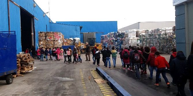 Öğrenciler Geri Dönüşüm Tesisinde