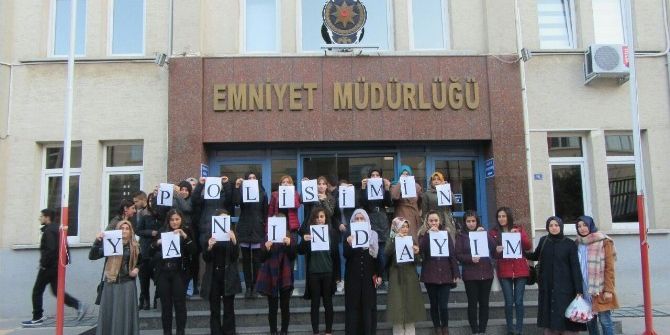 Tek Tek Harflerle Oluşturdukları ’Polisimin Yanındayım’ Yazısıyla Polislere Destek Oldular