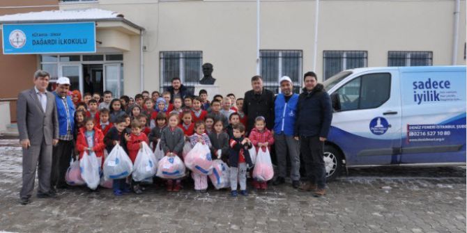 Deniz Feneri Derneği’ndan Bot Ve Giyecek Yardımı